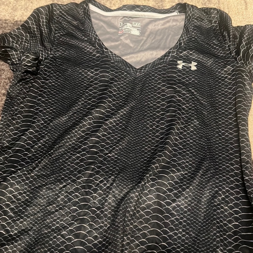Under armour women’s V neck Loose Fit Size Small short sleeved shirt